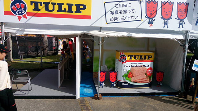 TULIP（チューリップ）のイベントブースに設置した巨大ポーク缶。